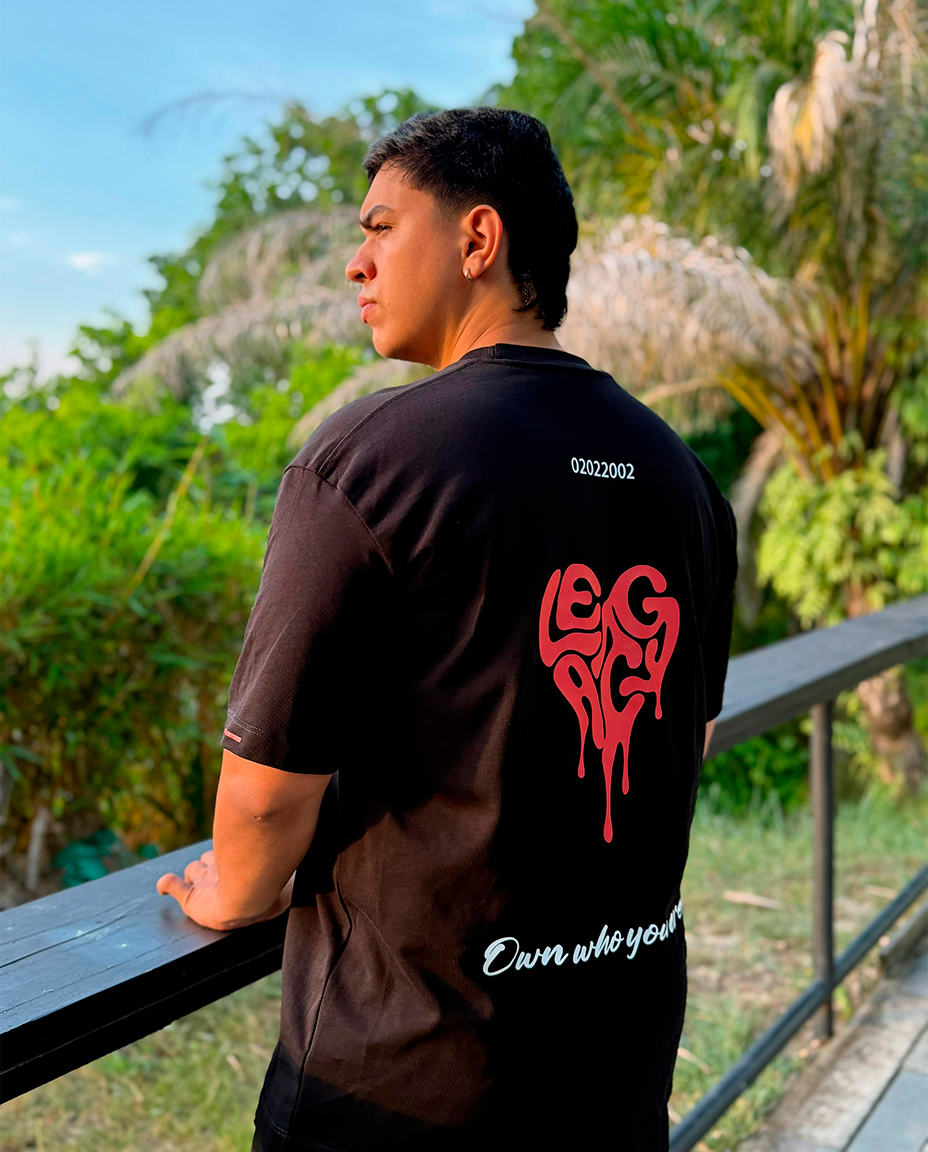 Camiseta NEGRA Oversize Corazón Rojo 300G – Own who you are.