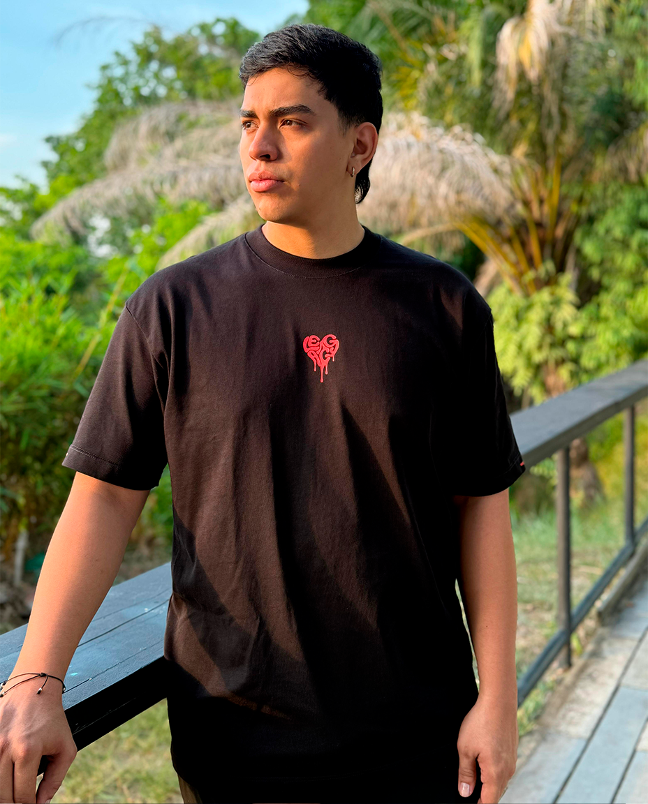 Camiseta NEGRA Oversize Corazón Rojo 300G – Own who you are.