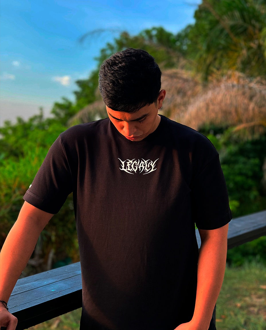 Camiseta NEGRA Estampado Legacy Gotic Limpio