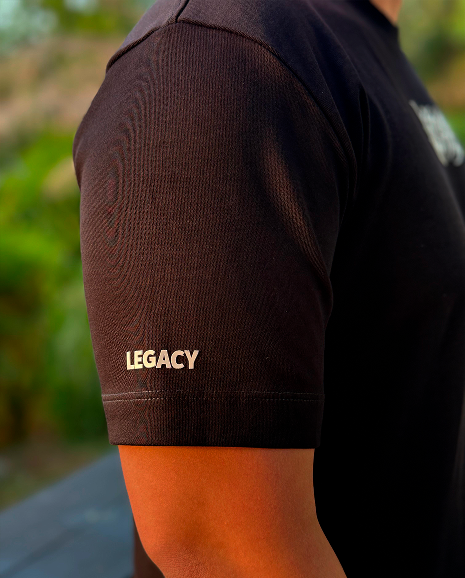 Camiseta NEGRA Estampado Legacy Gotic Limpio