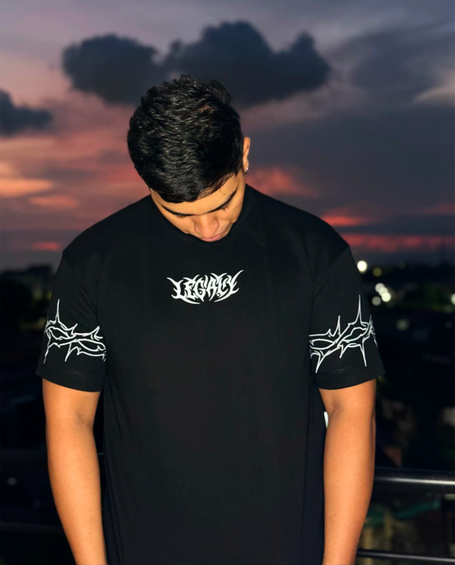 Camiseta NEGRA manga Espinas OVERSIZE