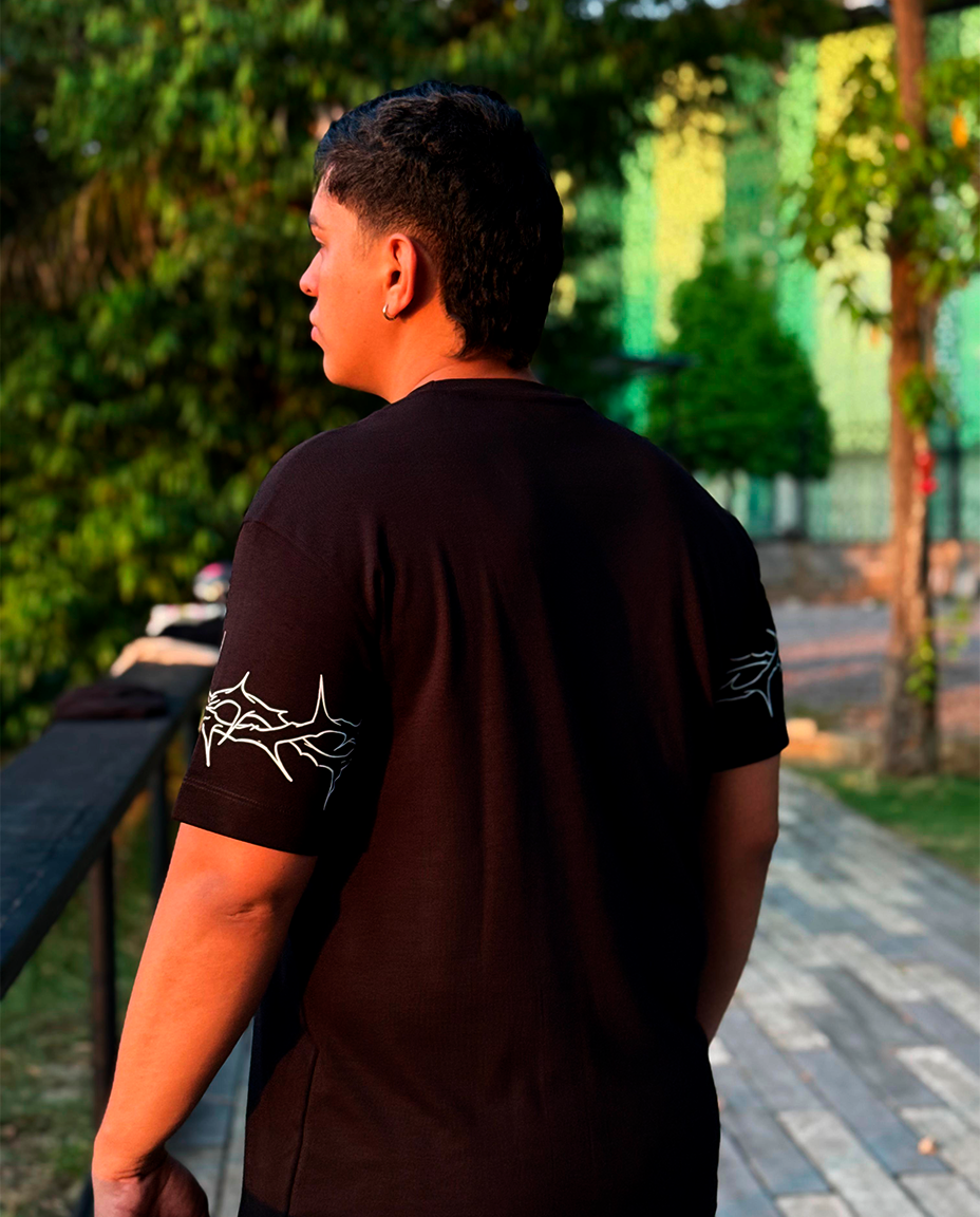 Camiseta NEGRA manga Espinas OVERSIZE